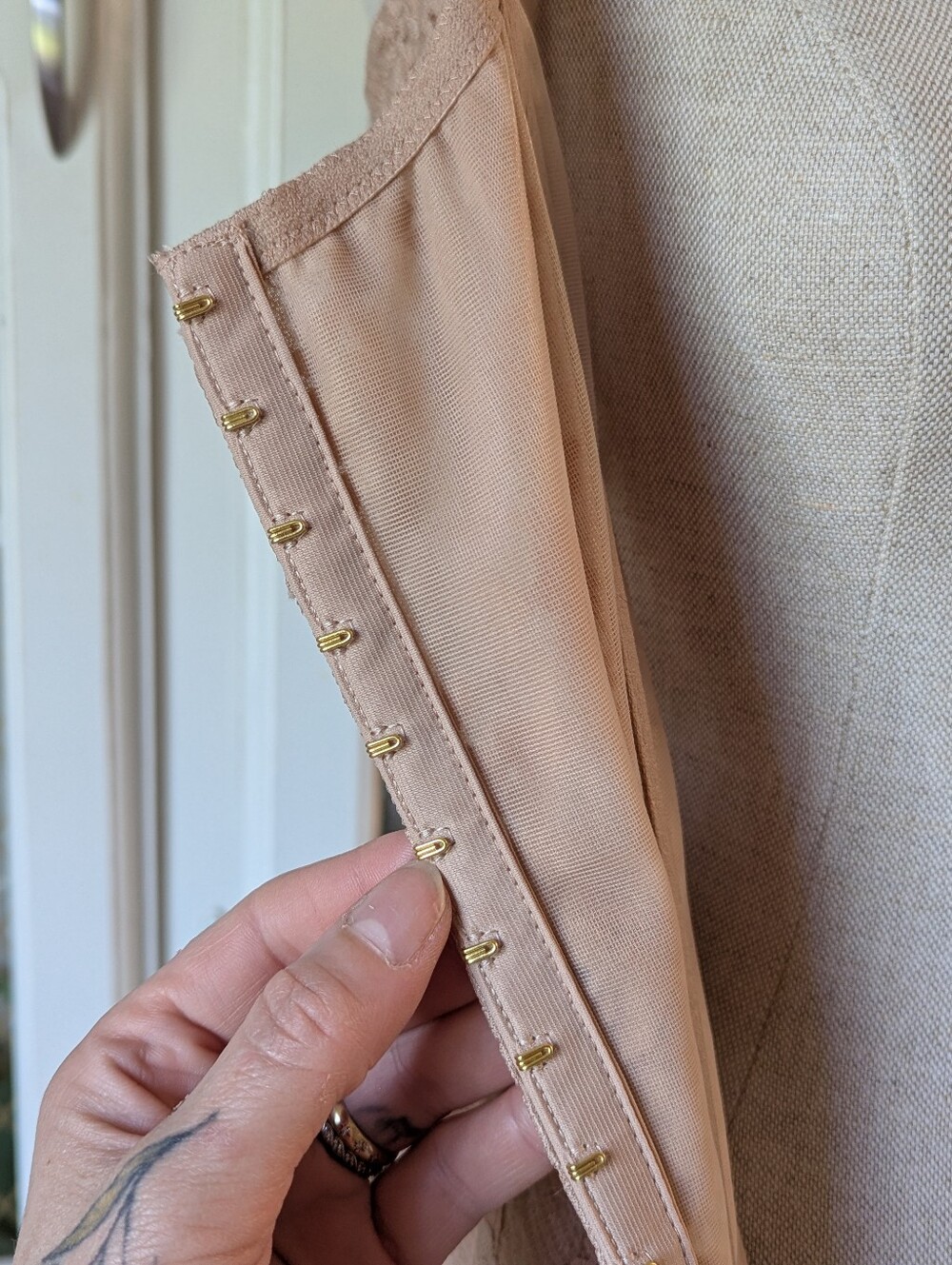 🩷🆕VS The Classic Corset Praline Lace Fitted Top with Lace-Up Back Gold Bodycon - Picture 8 of 16